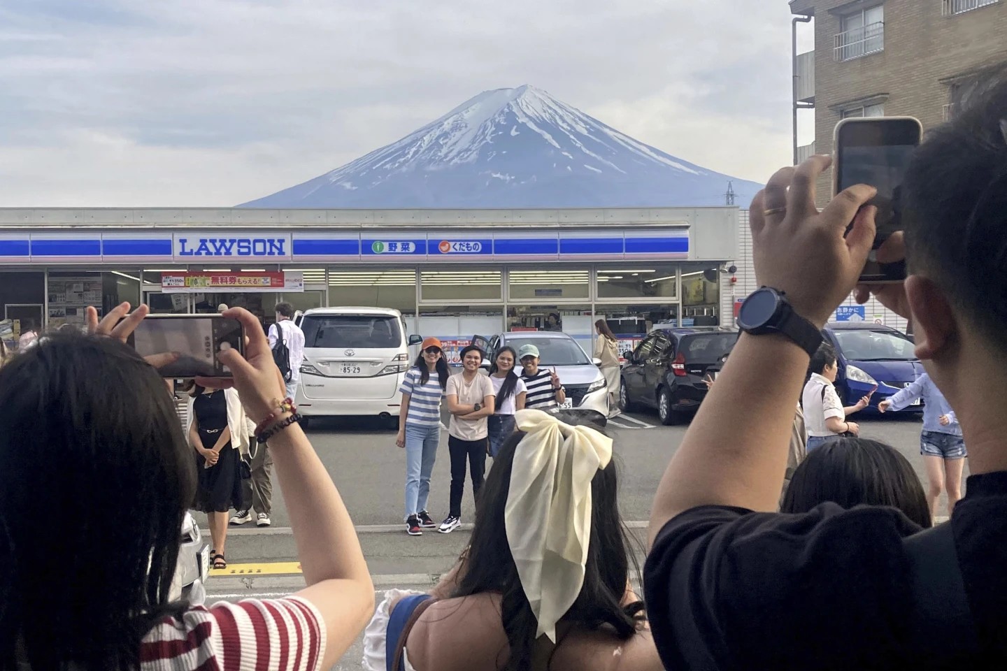 为了阻挡游客，日本的一个小镇正在建造一块大屏幕遮挡富士山的景色