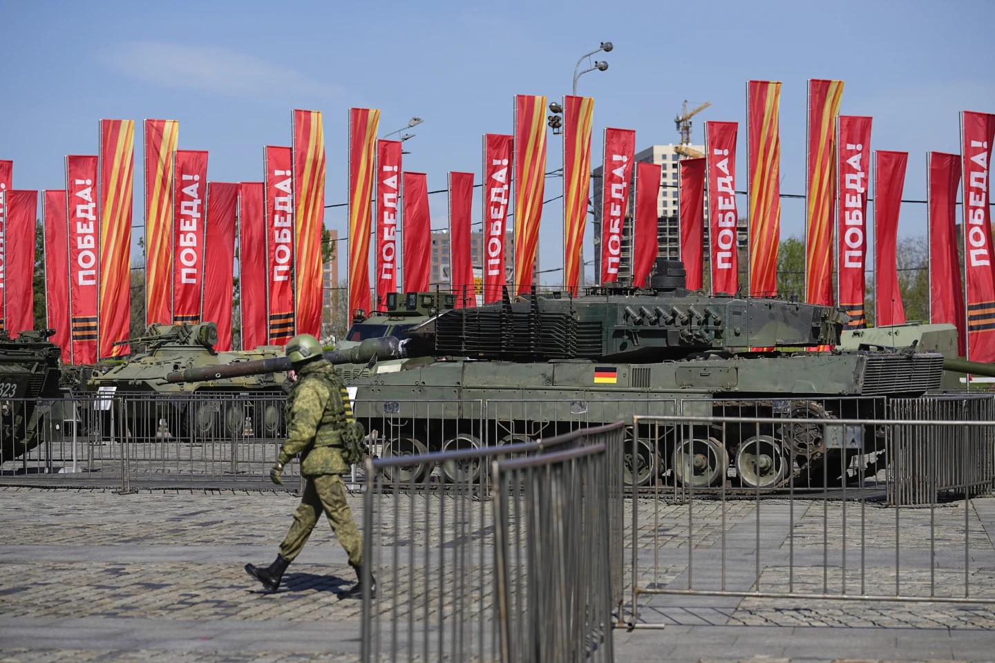 克里姆林宫在莫斯科展览上展示从乌克兰军队缴获的西方装备